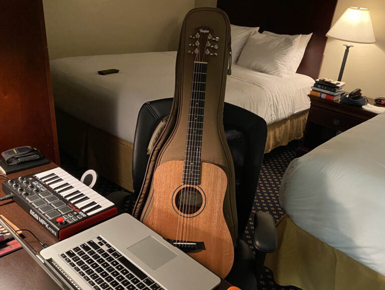 Baby Taylor BT2